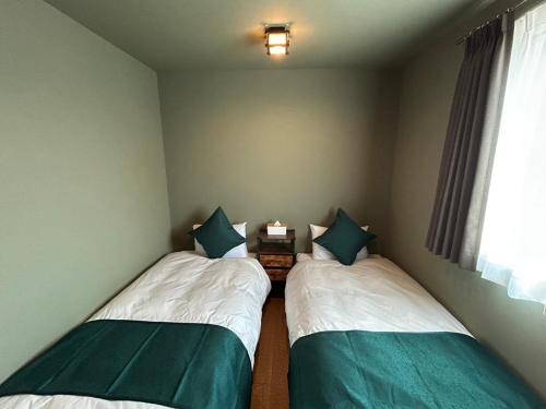 A bed or beds in a room at 落葉松之家
