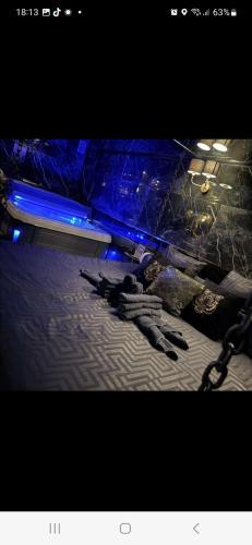 un groupe de ciseaux posés au sommet d'une pièce dans l'établissement Love room - versace, à Montpellier