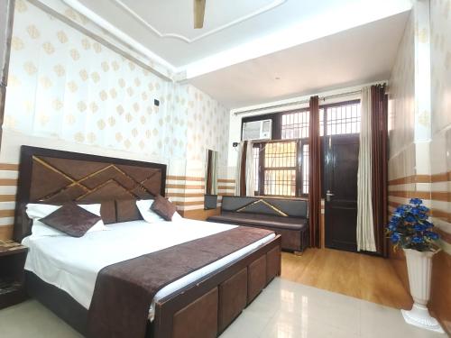 Un dormitorio con una cama grande y una ventana. en VATS VILLA "Feels like Home & Facilitates like Hotel", en Vrindāvan