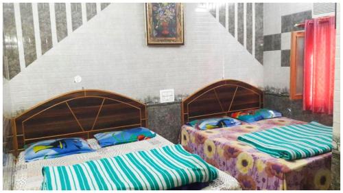 Ένα ή περισσότερα κρεβάτια σε δωμάτιο στο HARIDWAR HOTEL "SAI KRIPA" NEAR MANSA DEVI TEMPLE & HAR KI PAURI GANGA GHAT- #Restaurant #Wi-fi #Parking Facilities - Newly Renovated Guest House In HARIDWAR