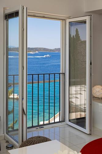 a room with a view of the ocean at Blue Bay Residence in Hvar