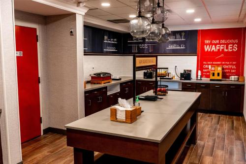 Kuchyň nebo kuchyňský kout v ubytování Hampton Inn & Suites Leesburg
