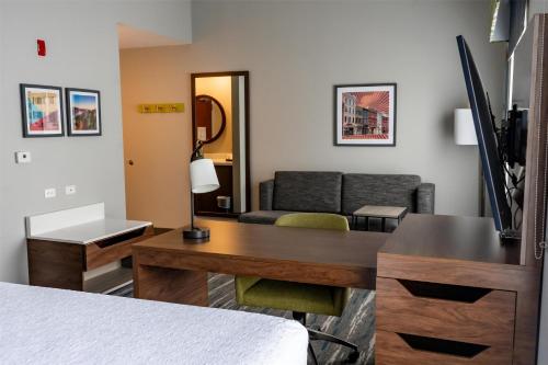 Postel nebo postele na pokoji v ubytování Hampton Inn & Suites Leesburg