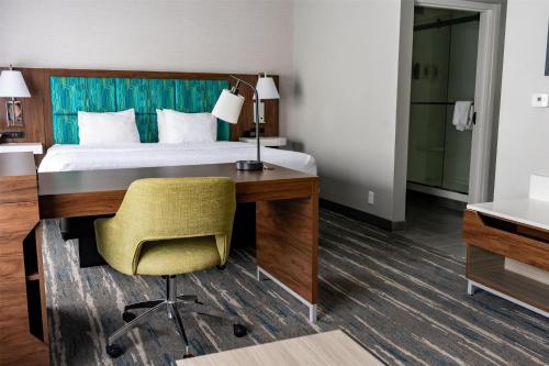 Postel nebo postele na pokoji v ubytování Hampton Inn & Suites Leesburg