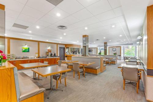 a restaurant with tables and chairs and a bar at Quality Hotel Fallsview Cascade in Niagara Falls