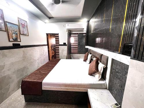 Cama o camas de una habitación en VATS VILLA "Feels like Home & Facilitates like Hotel"