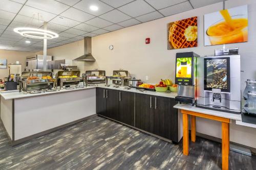 Køkken eller tekøkken på Quality Inn Sunshine Suites
