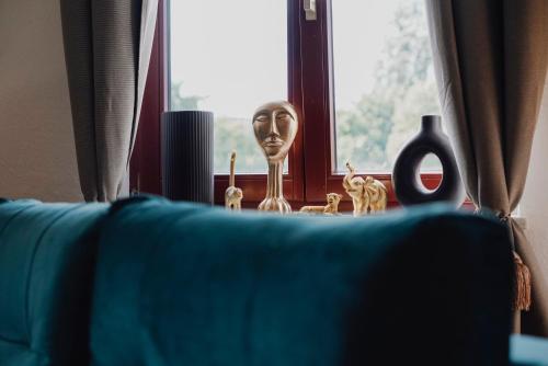 a table with a statue of a man in a window at Sonnenberg Domizil in Chemnitz