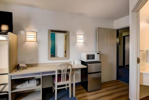 Η κουζίνα ή μικρή κουζίνα στο Econo Lodge Menomonie I-94
