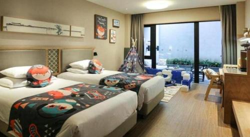 a hotel room with two beds and a living room at Hotel Dayu Kaiyuan in Shaoxing