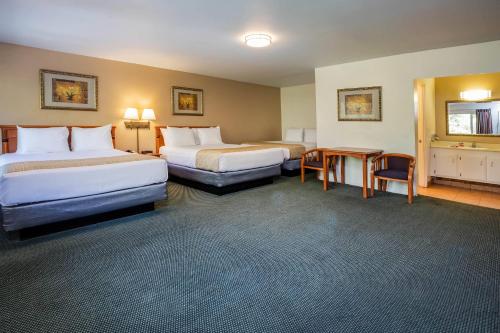 Ένα ή περισσότερα κρεβάτια σε δωμάτιο στο Travelodge by Wyndham Red Bluff South of Redding