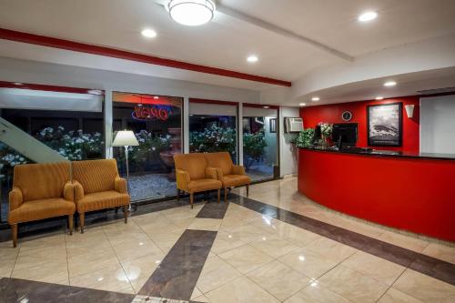 Χώρος καθιστικού στο Travelodge by Wyndham Red Bluff South of Redding