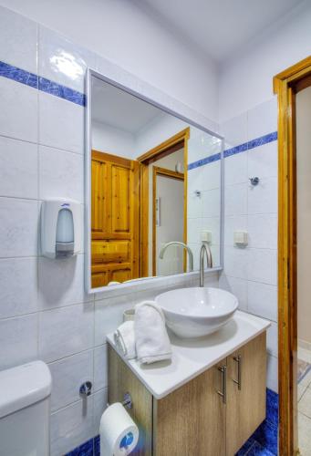 a bathroom with a sink and a mirror at Kapa Luxury House in Krokeaí