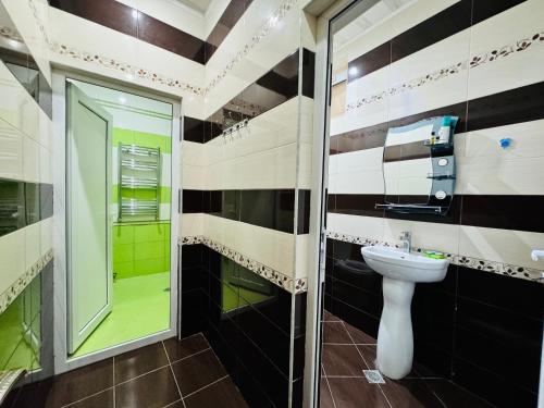 ガバラにあるMy houseのトイレと洗面台付きのバスルーム