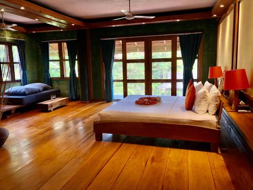 Ein Bett oder Betten in einem Zimmer der Unterkunft Maisons Wat Kor