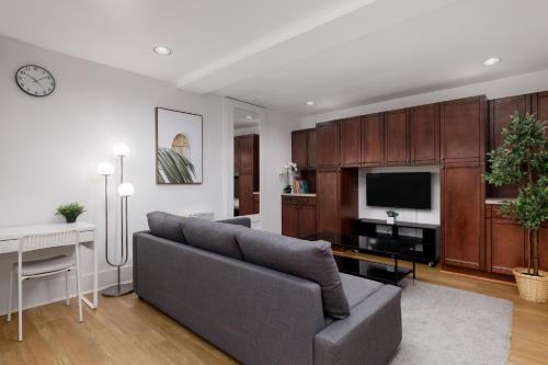 Μια τηλεόραση ή/και κέντρο ψυχαγωγίας στο Cozy 1br Bsmt Escape Large Free Parking