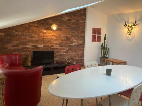 a living room with a white table and chairs at L'atelier du faubourg in Châlons-en-Champagne