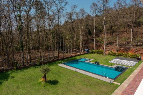 an overhead view of a swimming pool in a yard at Hotel Holiday Village in Porvorim