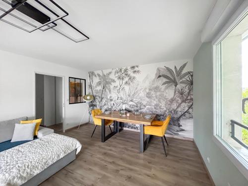a bedroom with a dining room table and a bed at T3 Cosy climatisé à Albi avec Terrasse, & Parking in Albi