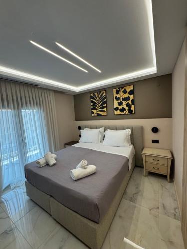 En eller flere senge i et værelse på Callie luxury apartments