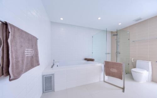 Bilik mandi di Luxury Sea View Pool Villa L at UniQue Residences