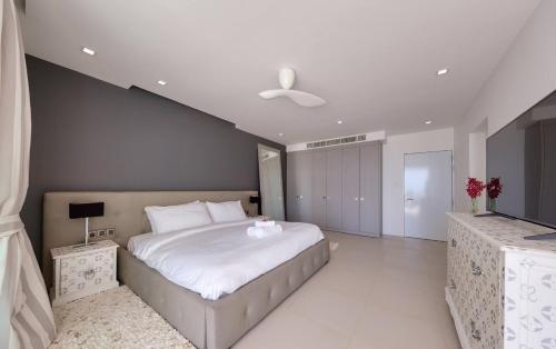 Katil atau katil-katil dalam bilik di Luxury Sea View Pool Villa L at UniQue Residences