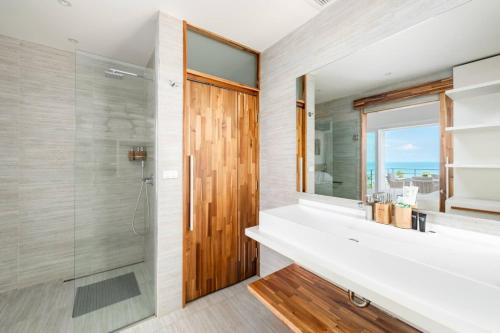 Bilik mandi di Luxury Sea View Pool Villa L at UniQue Residences