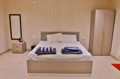 Un pat sau paturi într-o cameră la Tharang Resorts aptdc