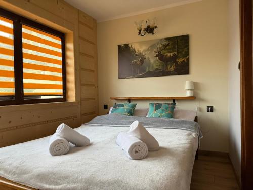 En eller flere senge i et værelse på Apartament Chowańcówka z widokiem na góry typu studio obok stoków narciarskich i blisko basenów termalnych