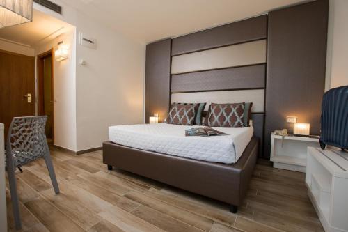A bed or beds in a room at Toscana Ambassador
