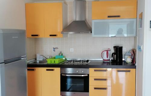Η κουζίνα ή μικρή κουζίνα στο Beautiful Apartment In Cres With Wifi