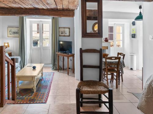 un salon avec une table et des chaises dans l'établissement La petite Provence, à Bormes-les-Mimosas