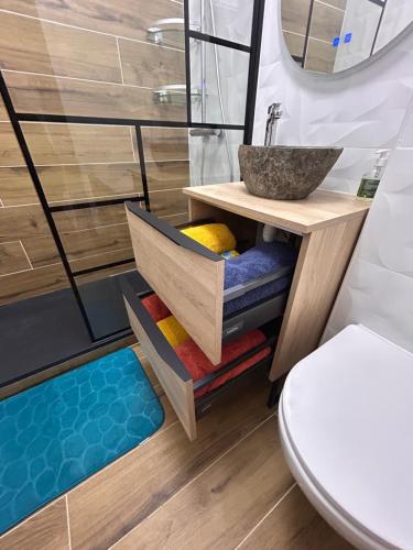 une salle de bain avec un lavabo et un miroir dans l'établissement Séjour haut de gamme climatisé, spacieux, grand confort et terrasse, en famille ou entre amis, au Cap d'Agde