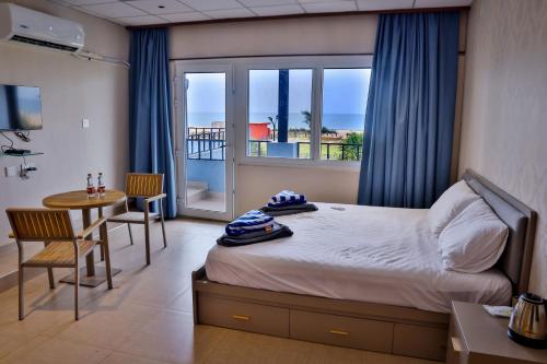 Un pat sau paturi într-o cameră la Tharang Resorts aptdc