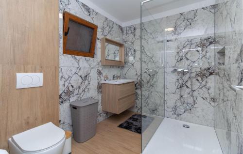 Bilik mandi di Awesome Home In Smokovic