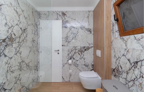 Bilik mandi di Awesome Home In Smokovic