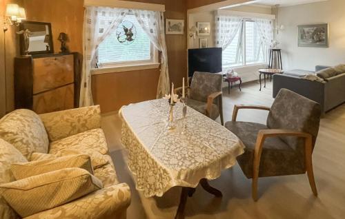 クリスティアンサンにあるNice Home In Kristiansand S With Wifiのテーブルと椅子のあるリビングルーム