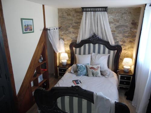 ein Schlafzimmer mit einem Himmelbett in der Unterkunft Chez Jérôme, au pied de la cité médiévale in Carcassonne