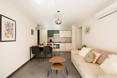 Air conditioned apartment, 3 min walk to the beaches, Garage