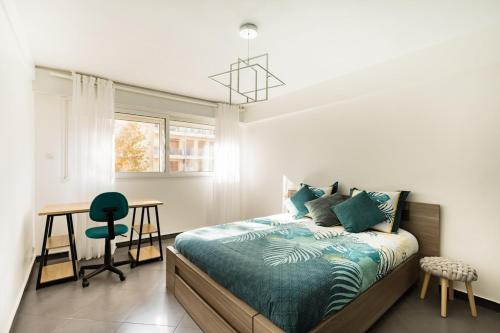 Air conditioned apartment, 3 min walk to the beaches, Garage