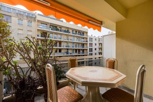 Air conditioned apartment, 3 min walk to the beaches, Garage