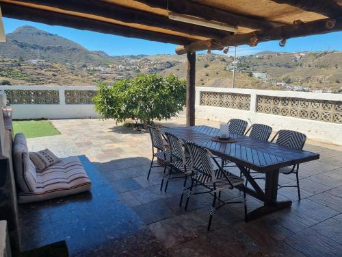 großes Haus mit Garten und Blick auf die kanarische Hügellandschaft