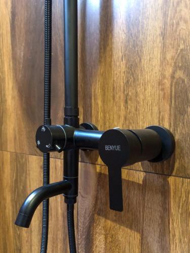 a black handle on a wooden door at Tunnel Top Inn Ella in Ella