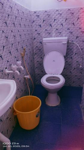 Ένα μπάνιο στο Shree chendur Rooms stay