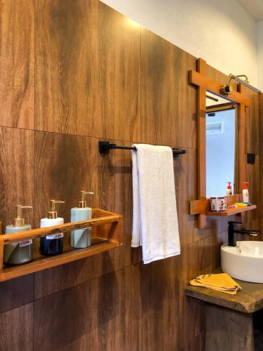 a bathroom with a sink and a mirror at Tunnel Top Inn Ella in Ella