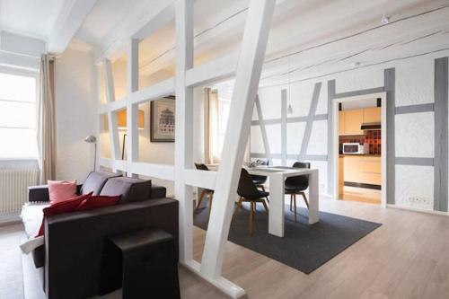 un salon avec un canapé et une table dans l'établissement COLMAR city center place de l'Ancienne Douane - Apartment 