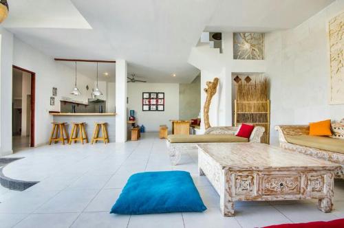 sala de estar amplia con sofá y mesa en Villa Langit Ocean View Jimbaran, en Jimbaran