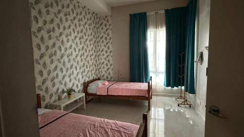 Un dormitorio con dos camas y una ventana. en Serene Villa, en Kepala Batas