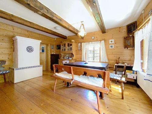 ミエンジブロジェ・ジビエツキエにあるChalet Gaïaのウッドフロアのリビングルーム