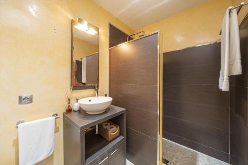 ein Badezimmer mit Waschbecken und Dusche in der Unterkunft Casa Can Picafort in Can Picafort